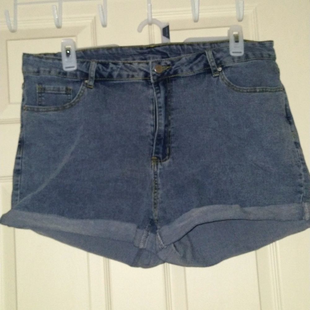 2X denim shorts